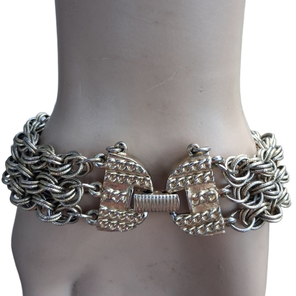 VINTAGE 1960s GOLDETTE GOLDTONE TEXTURED TRIPLE CHAIN BRACELET - Picture 3 of 10